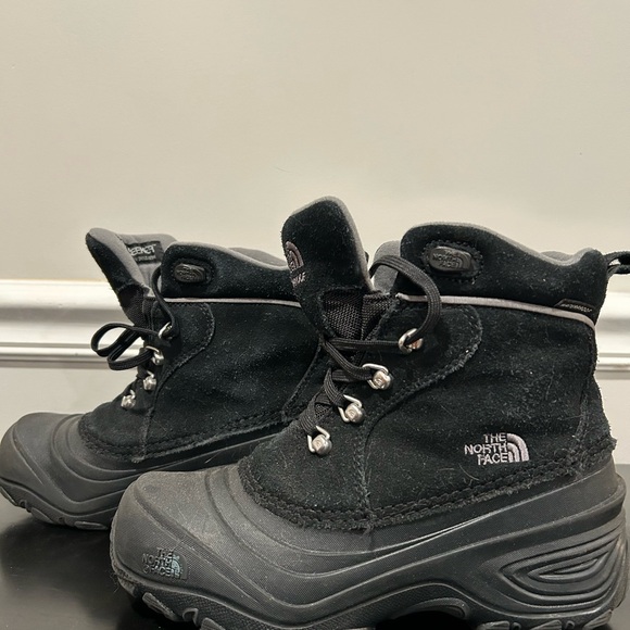 The North Face Black Insulated Winter Boots - big kids size 4 - Picture 12 of 13
